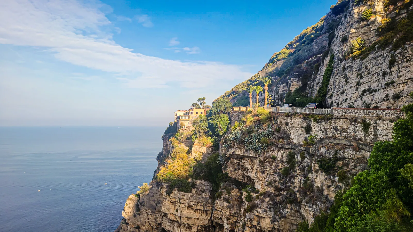 Amalfi drive cliff view.UlQoTElV