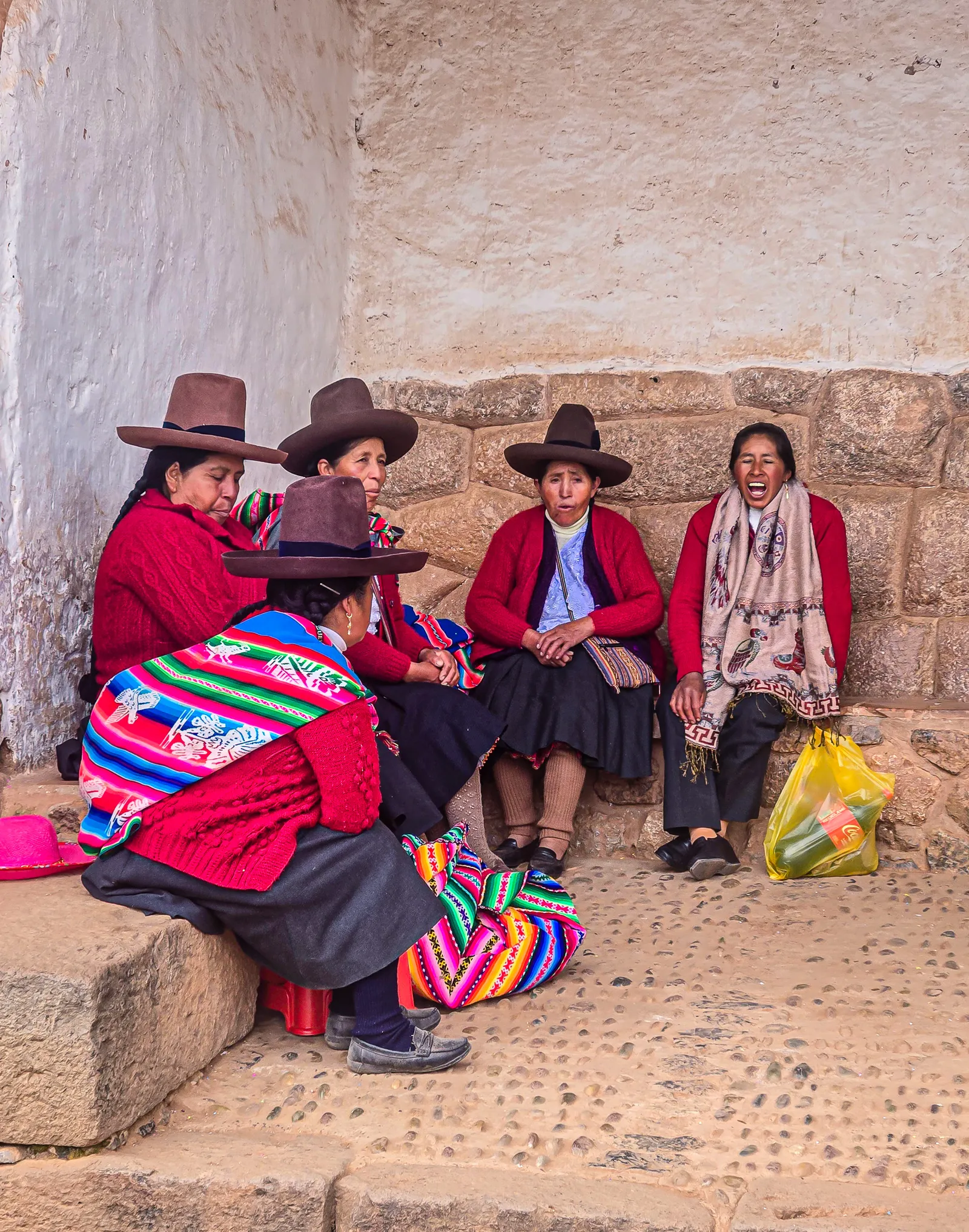 Andean women traditional clothing.Bazgr F8