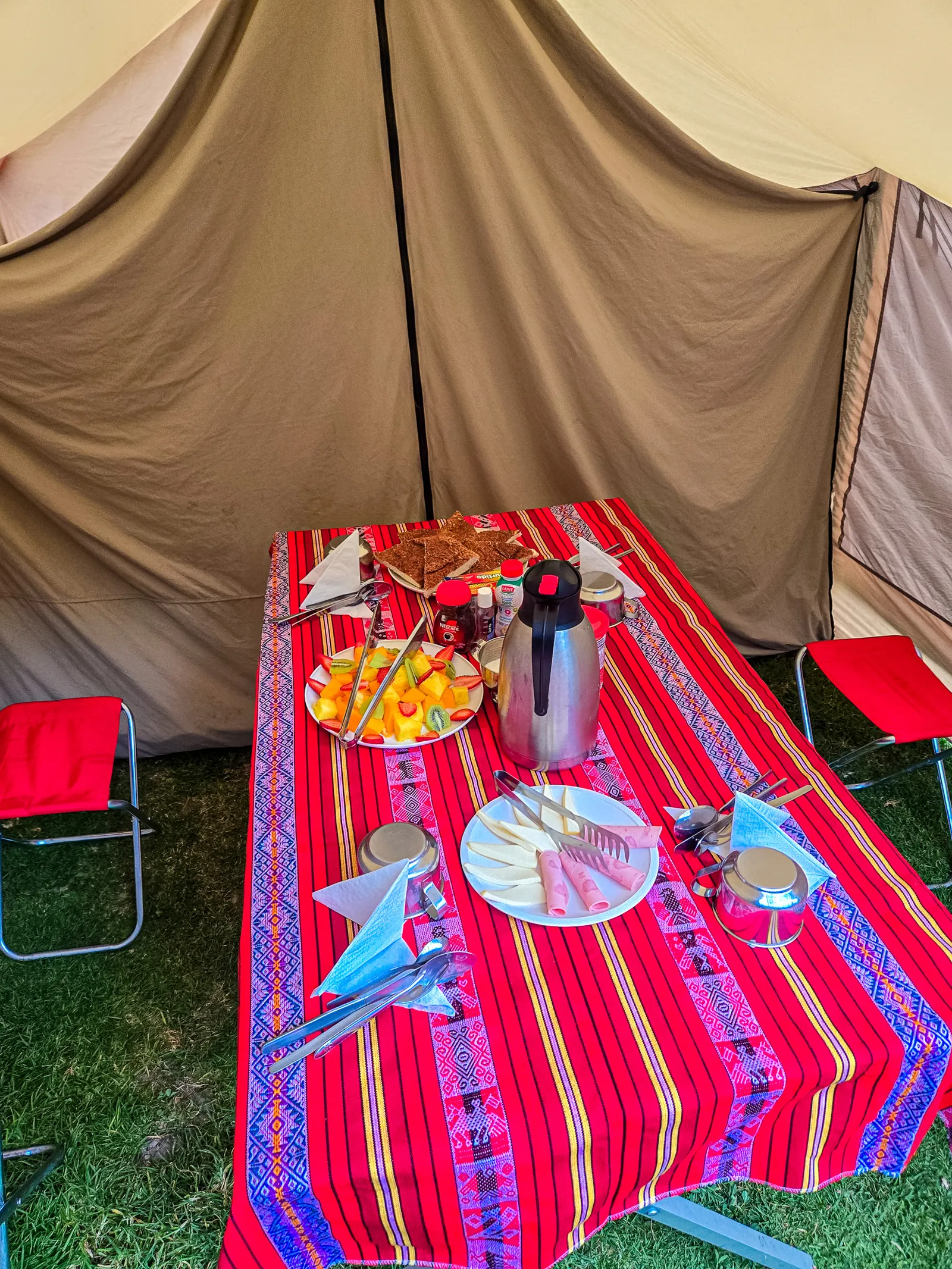 Base campsite hatunchaca table food.Y1lBv Od