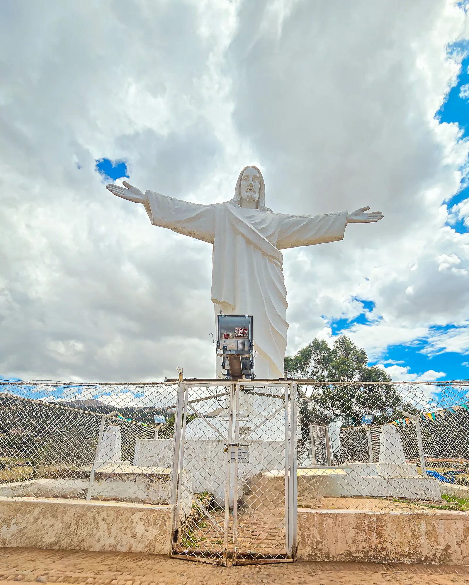Cristo blanco statue 2.BwpPvkZX
