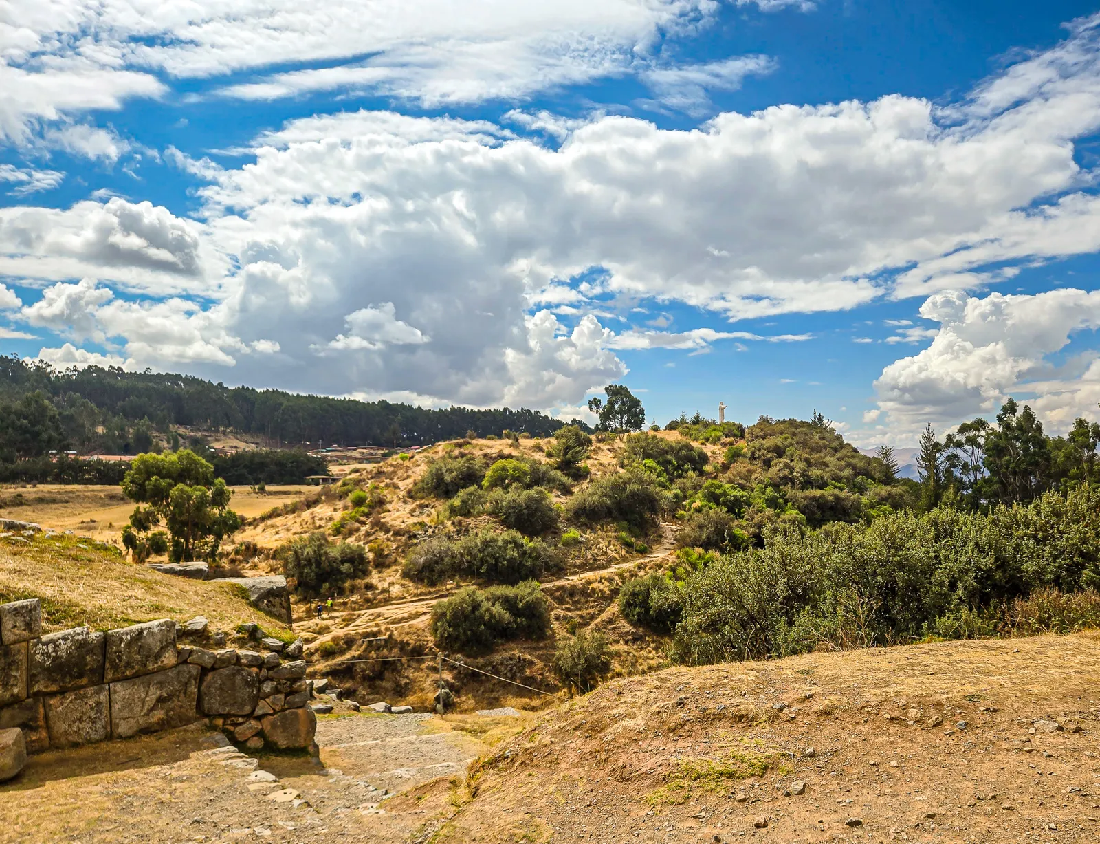 From sacsayhuaman towards christo blanco.B 3PEcWw