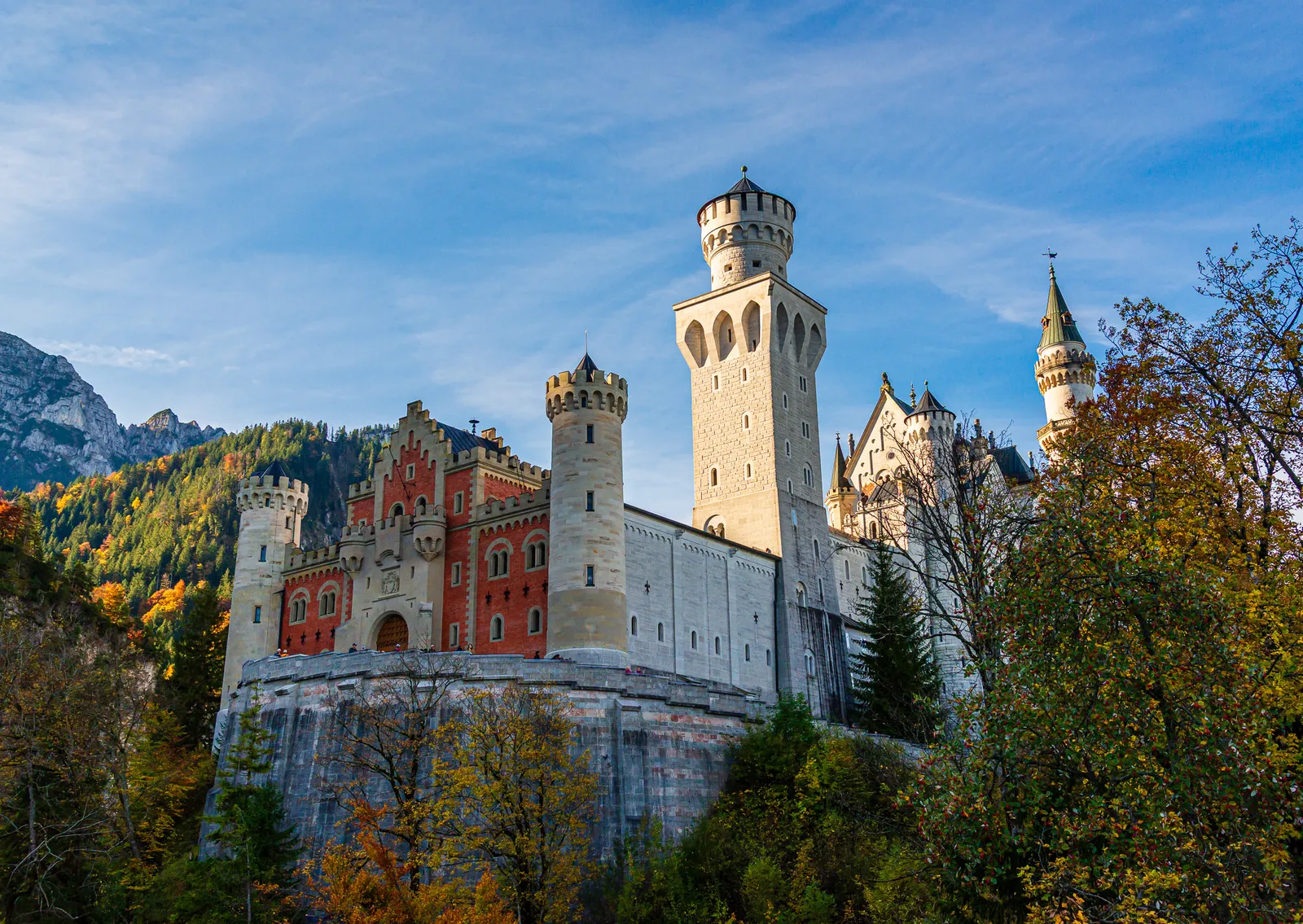 Neuschwanstein castle gatehouse .BM7jptXZ