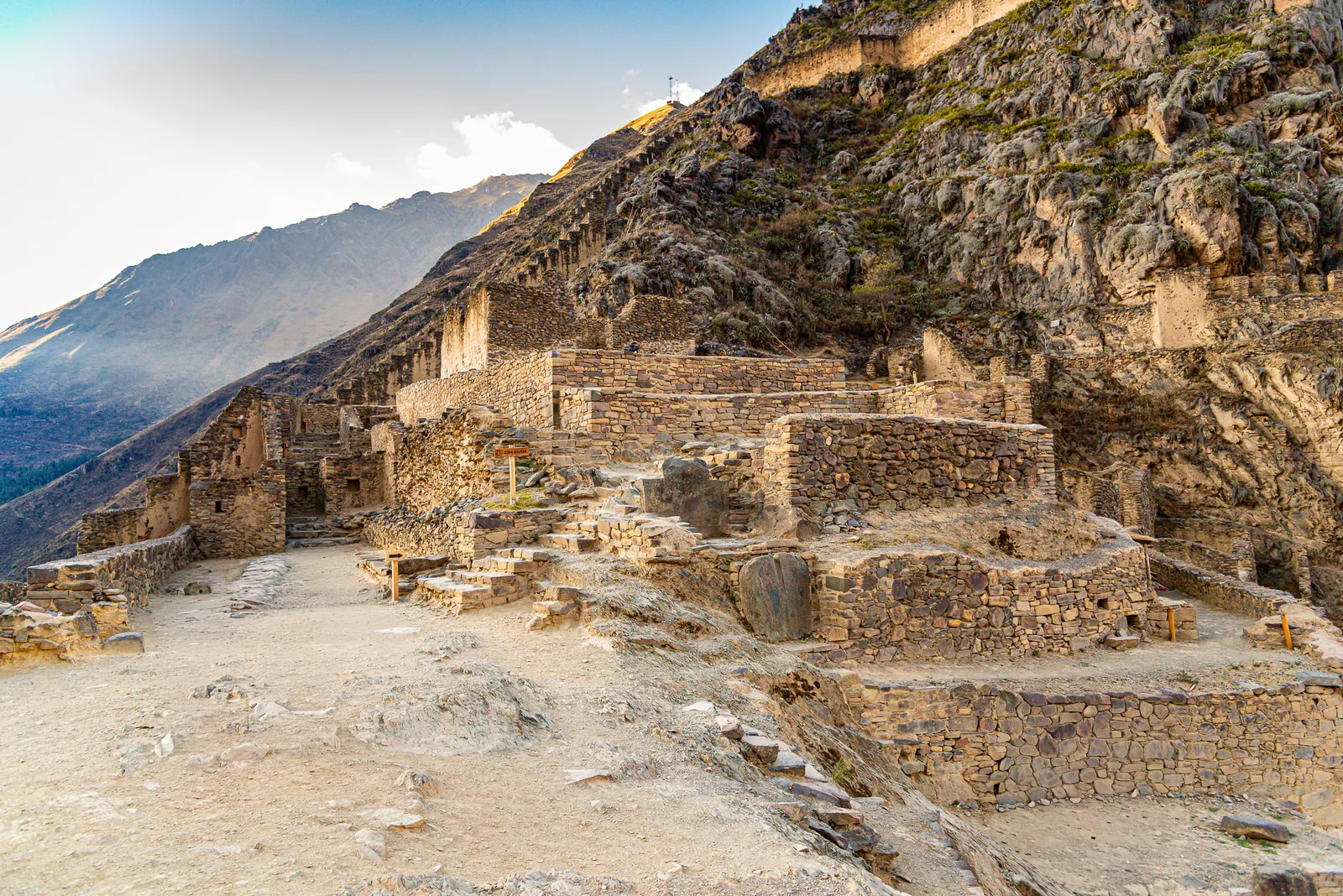 Ollantaytambo archaeological site sacred valley 1.BnhMOvMZ
