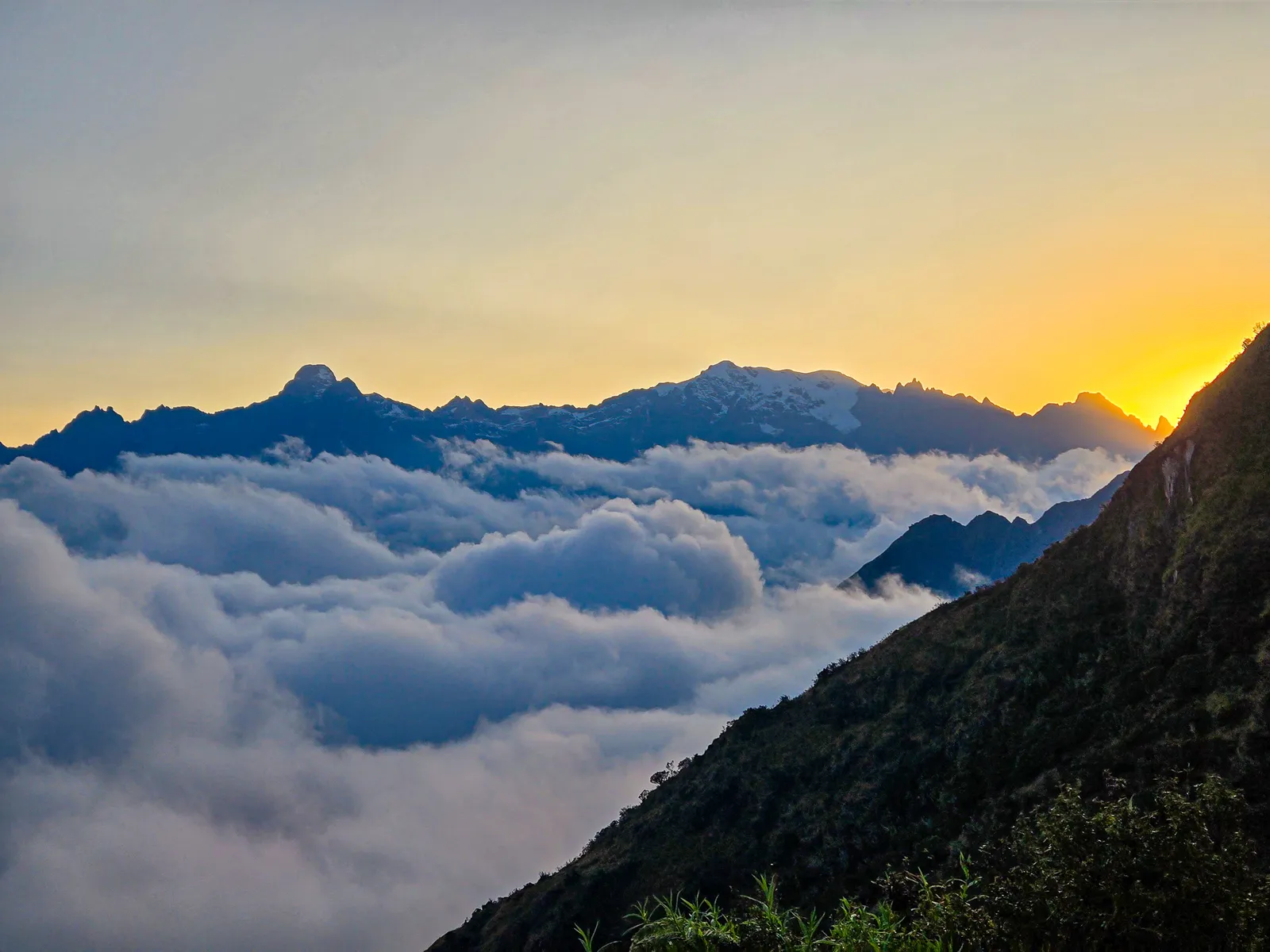Phuyupatamarka campsite morning sunrise.bJ37U95D