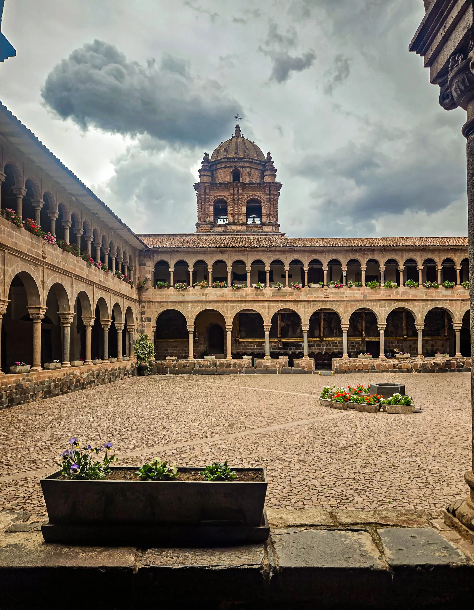 Qorikancha exterior plaza 1.DywSG6wX