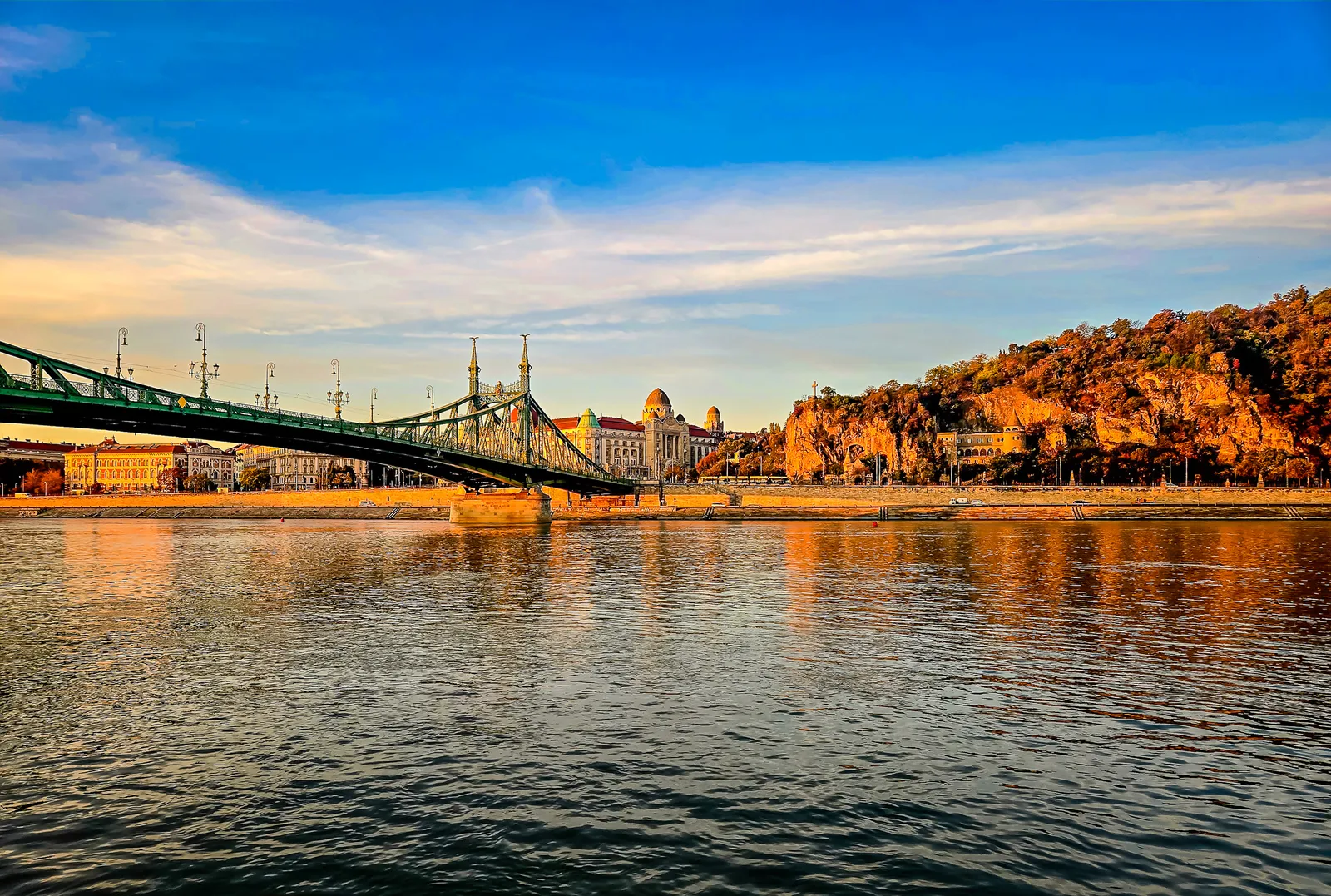 River bridge budapest.QYm03qYw