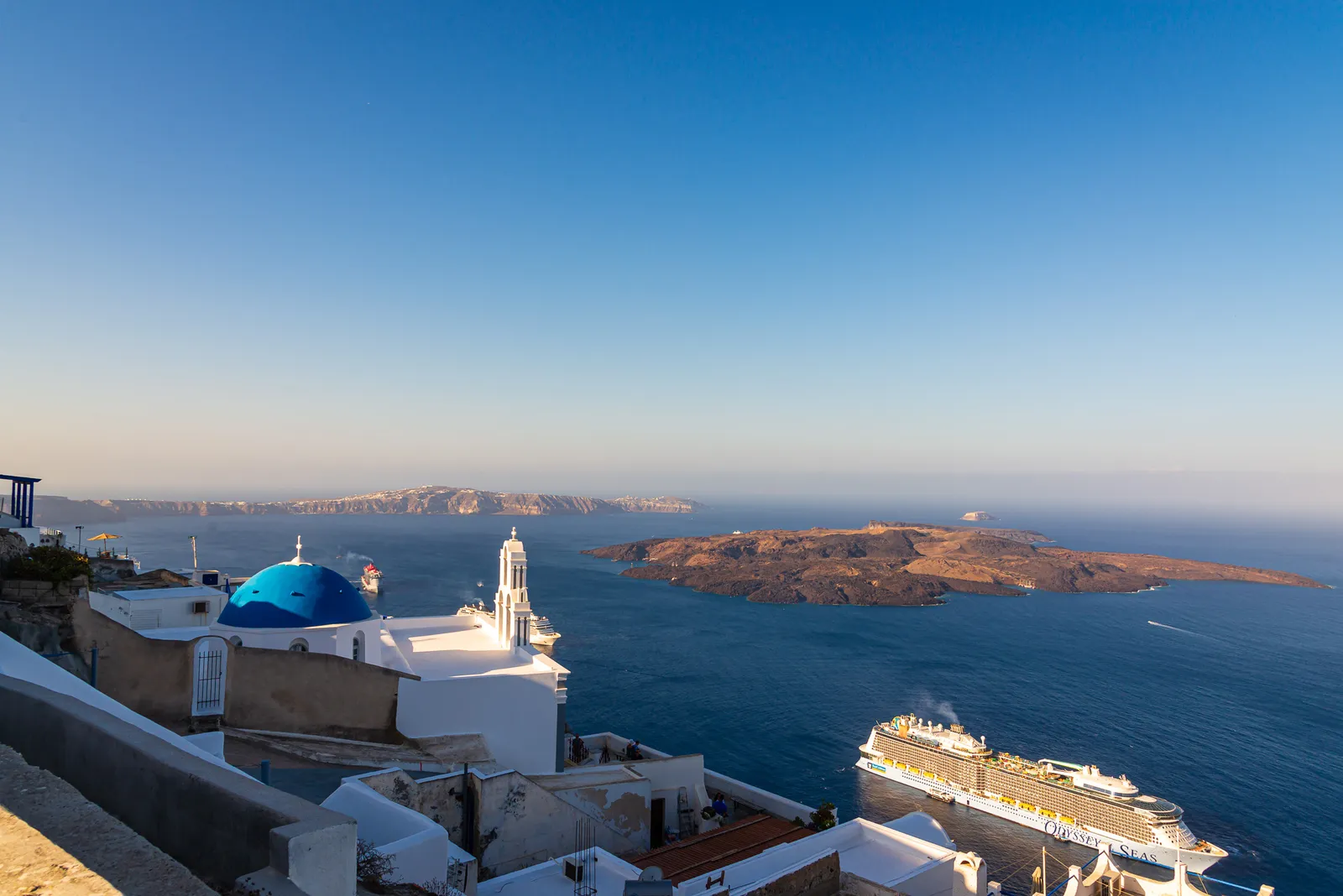 Santorini oia curise ship below.LKbkO13p