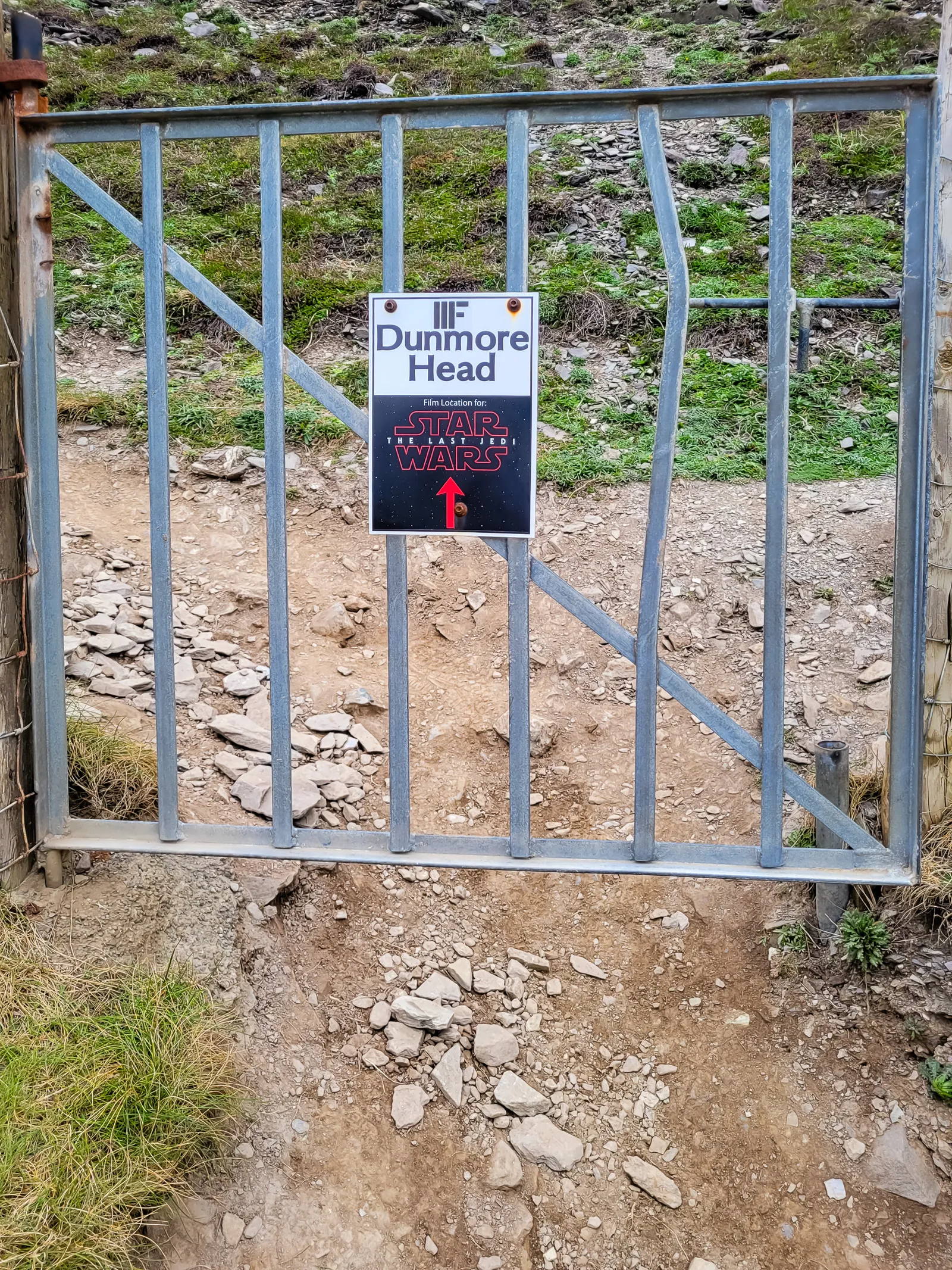 Star wars sign gate.BFcxdUge