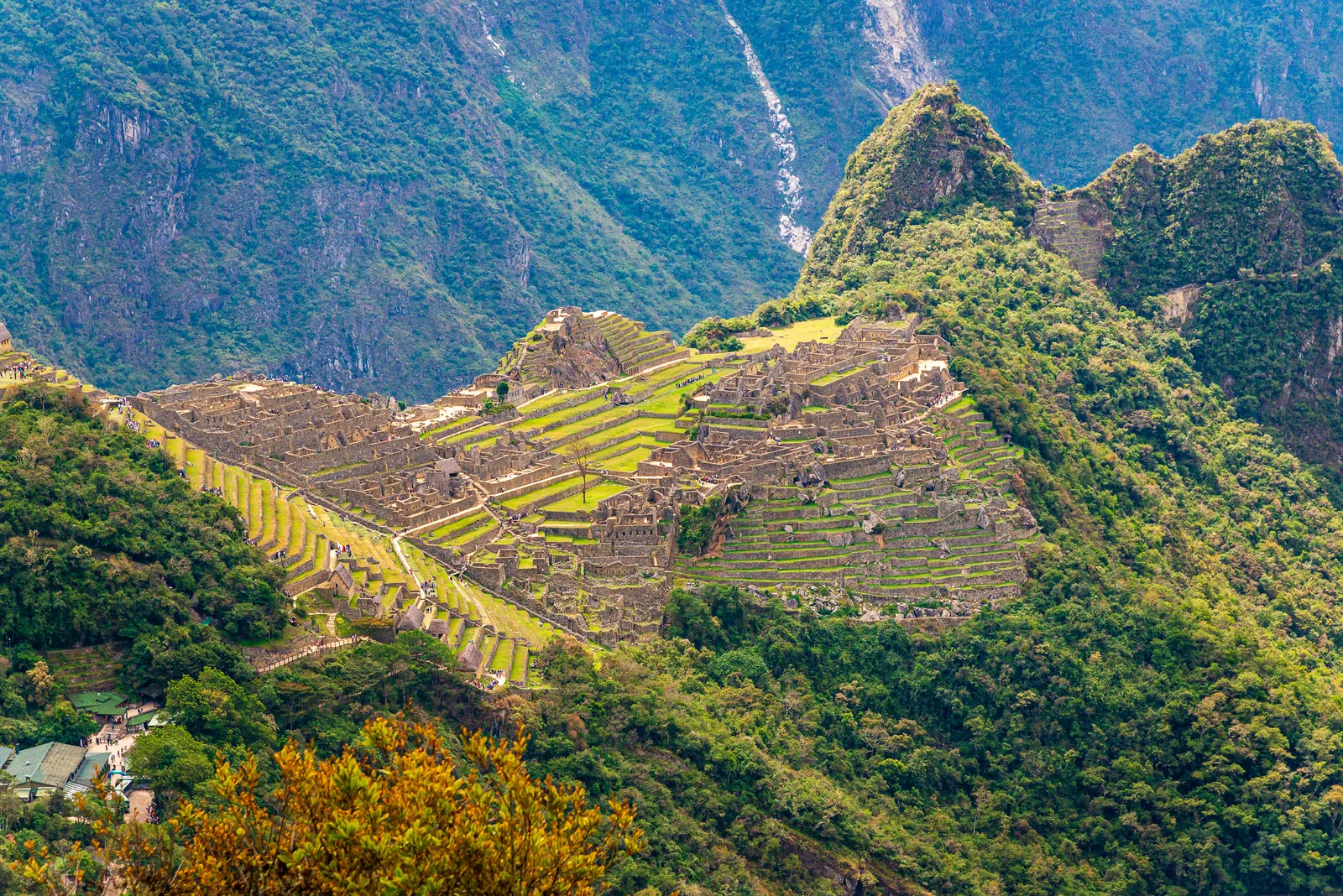View from sun gate machu picchu.CfiXrDMh