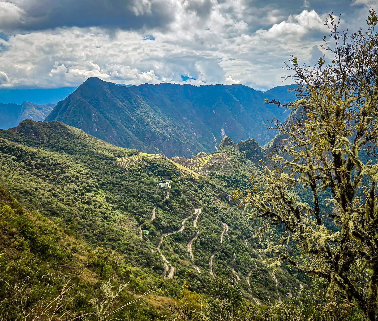 View of machu picchu from sun gate.ChsuLH o
